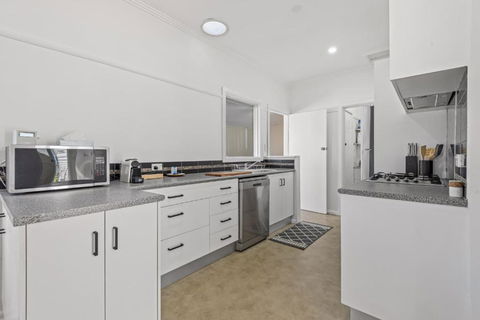 Spacious 3-Bed With Outdoor Dining Near Airport - Accommodation Melbourne 3