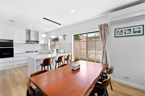 Stunning Bentleigh East 2BR Sun-Filled Home - Melbourne 4u 1