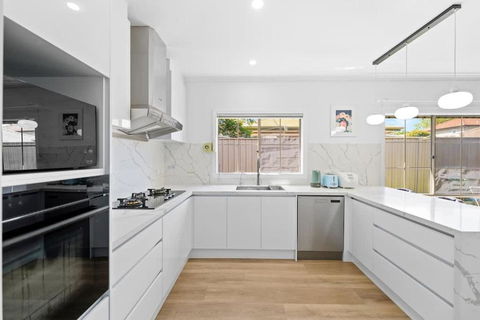 Stunning Bentleigh East 2BR Sun-Filled Home - Melbourne 4u 3