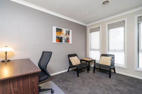 Superb 3BR Townhouse Near Town Centre - Accommodation Melbourne 2