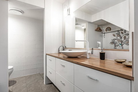 Swainson On Lady Gowrie - Accommodation Melbourne 3