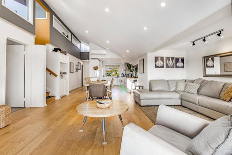 Swainson On Lady Gowrie - Accommodation Melbourne 1