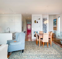 Beautiful Renovated Home With Water Views and Yard - Accommodation Melbourne