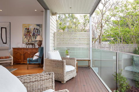 Beautiful Renovated Home With Water Views And Yard - Accommodation Melbourne 1