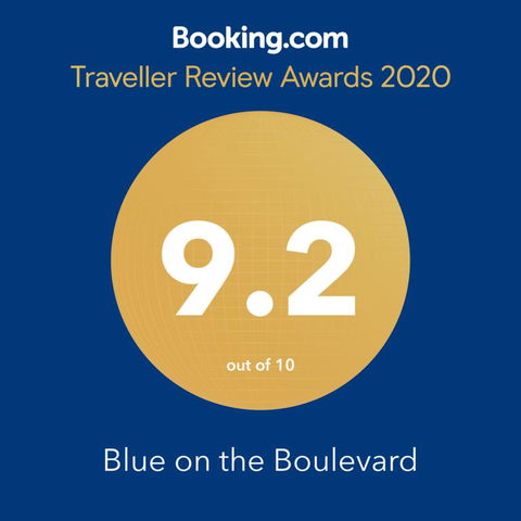 Beautifully Appointed Large Family Home - Accommodation Melbourne 3