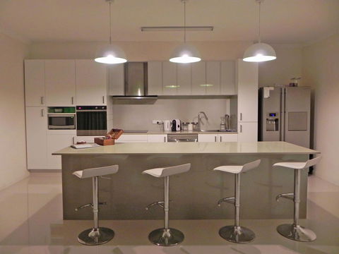 Beautifully Appointed Large Family Home - Accommodation Melbourne 0