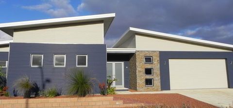 Beautifully Appointed Large Family Home - Accommodation Melbourne 1