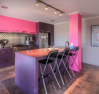 Birdland - Bold unique and modern - Accommodation Melbourne