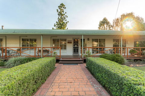 Birds 'n' Bloom Cottages - Accommodation Melbourne 0