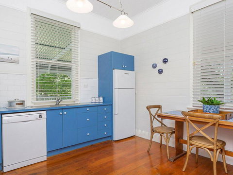 Blake House - Iconic Coastal Homestead - Melbourne 4u 3