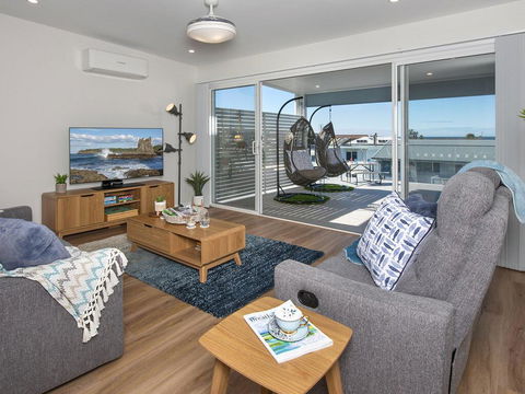 Blue Pelican - Pacific Views, Walk To Beach - Accommodation Melbourne 1