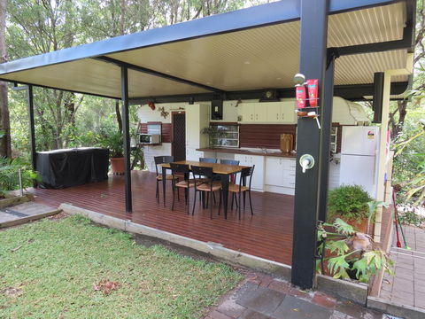BoBRENE On Tamborine Nude Retreat - Cosy Chalet - Accommodation Melbourne 3