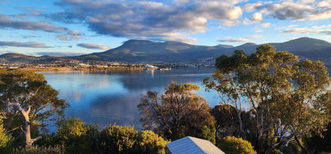 Waterfront Abode - 2 Bedrooms - Accommodation Melbourne 0