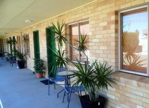 Windsor Hotel Miles - Accommodation Melbourne 1