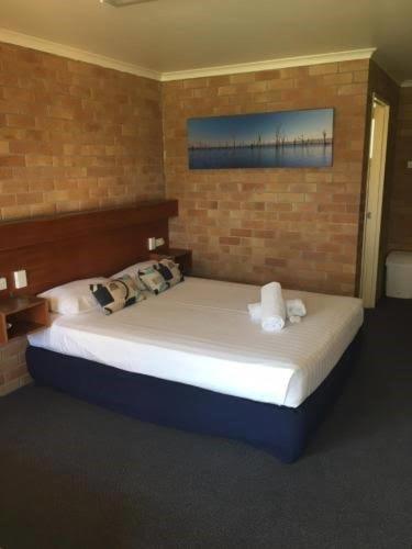 Windsor Hotel Miles - Accommodation Melbourne 2