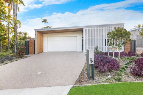A Sumptuous Poolside Family Oasis At Gardens Villa - Accommodation Melbourne 1