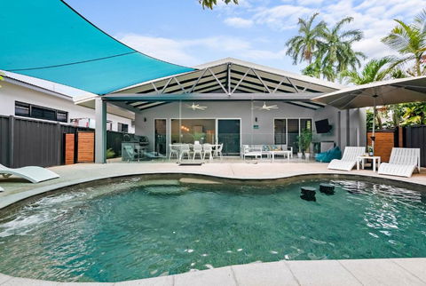 A Sumptuous Poolside Family Oasis At Gardens Villa - Accommodation Melbourne 0