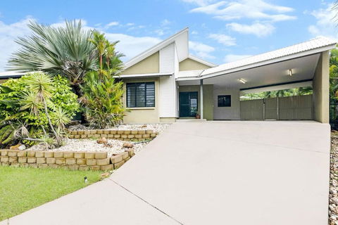 Ah Mat Bungalow - Tropical Darwin Stay With Pool - Accommodation Melbourne 1