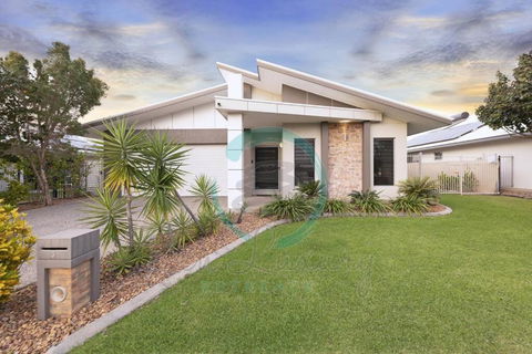 Zenhouse: 4BR Stylish Work/Family Home In Muirhead - Accommodation Melbourne 0
